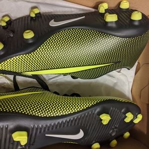 NIB Nike size 6 Youth Cleats